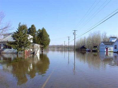 Rue et maisons inondées