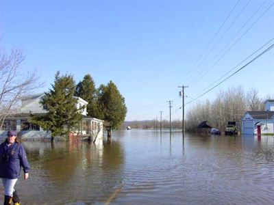 Rue et maison inondées