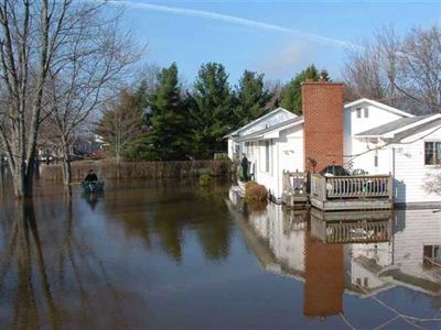 Maison blanche, arrière-cour inondée