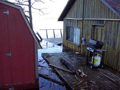 Cabane en bois rond inondée