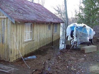 Cabane en bois rond inondée