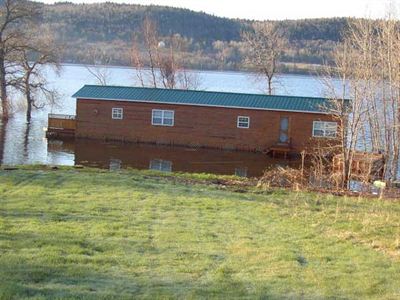 Cabane rouge inondée