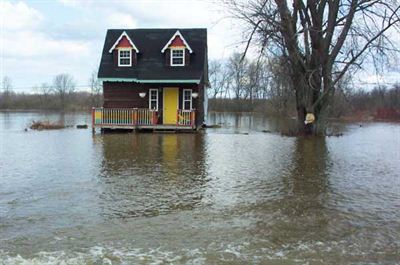 Maison noire et jaune inondée