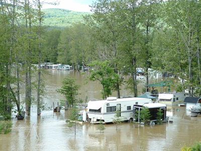 Beaucoup de tentes-roulottes inondées