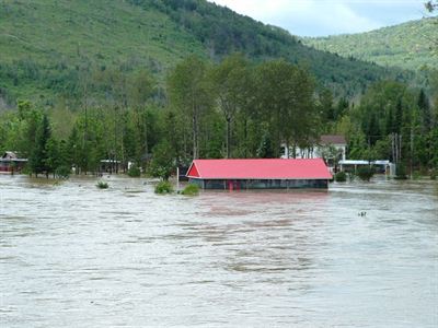Camp au toit rouge inondé