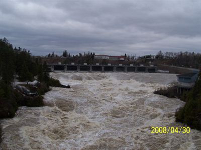 Débordement du fleuve Saint-Jean par-dessus le barrage de Grand-Sault