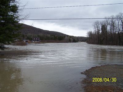 Débordement de la rivière Verte sur la chaussée, Saint-Joseph