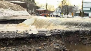 Écoulement d'eau sur un chemin à Stanley