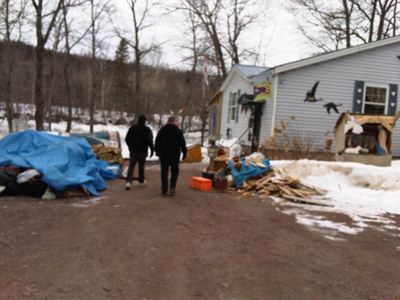 Propriétaires de maisons qui rassemblent leurs affaires