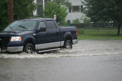 Véhicule circulant dans les eaux de crue à St. Stephen