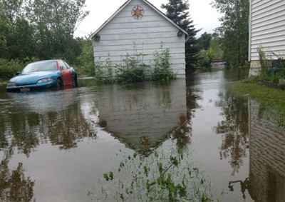 Eaux de crue derrière une propriété à St. Stephen